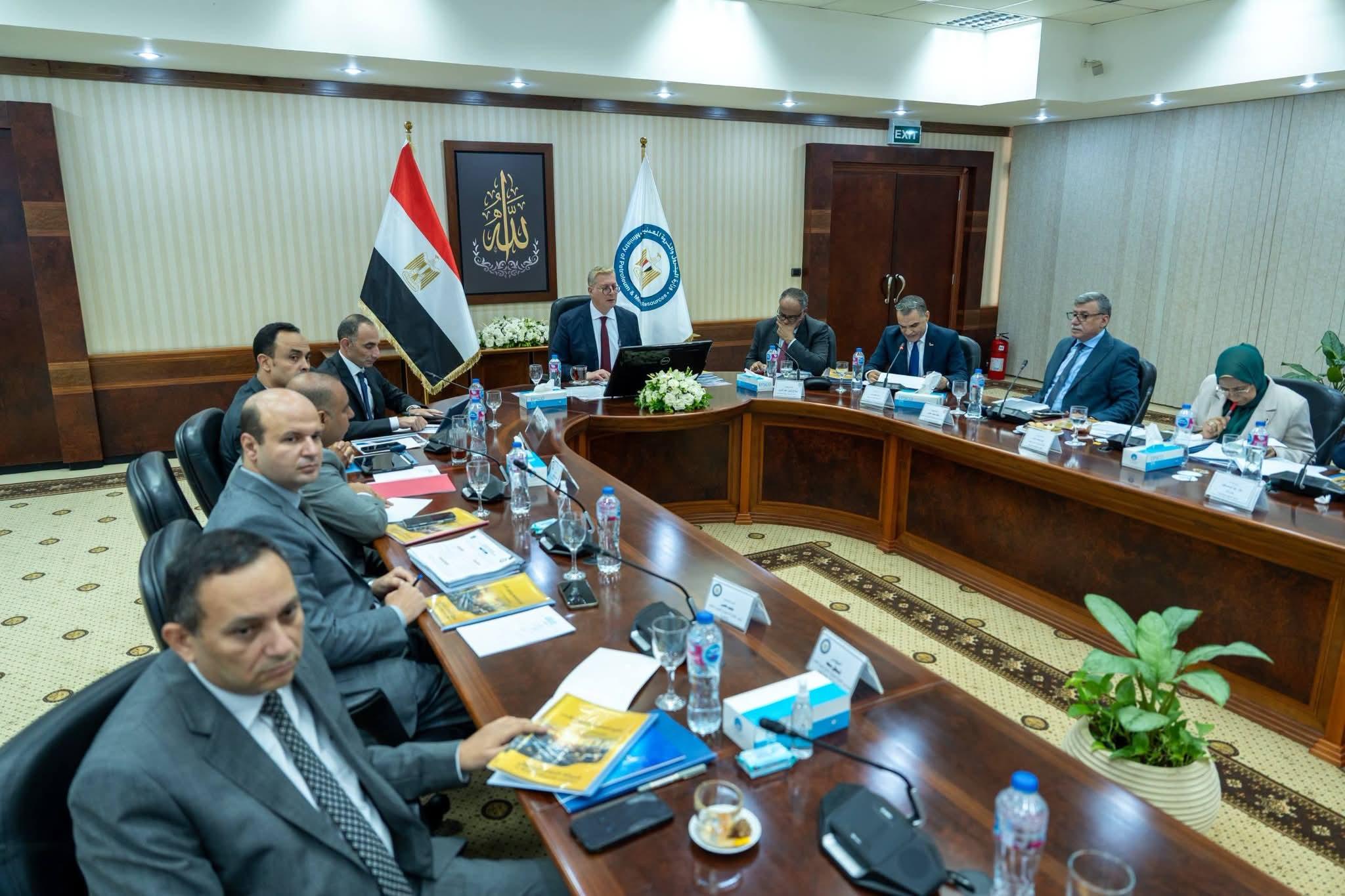 637 ألف طن بنزين.. وزير البترول يوجه بتطوير معامل السويس وتقليل الاستيراد