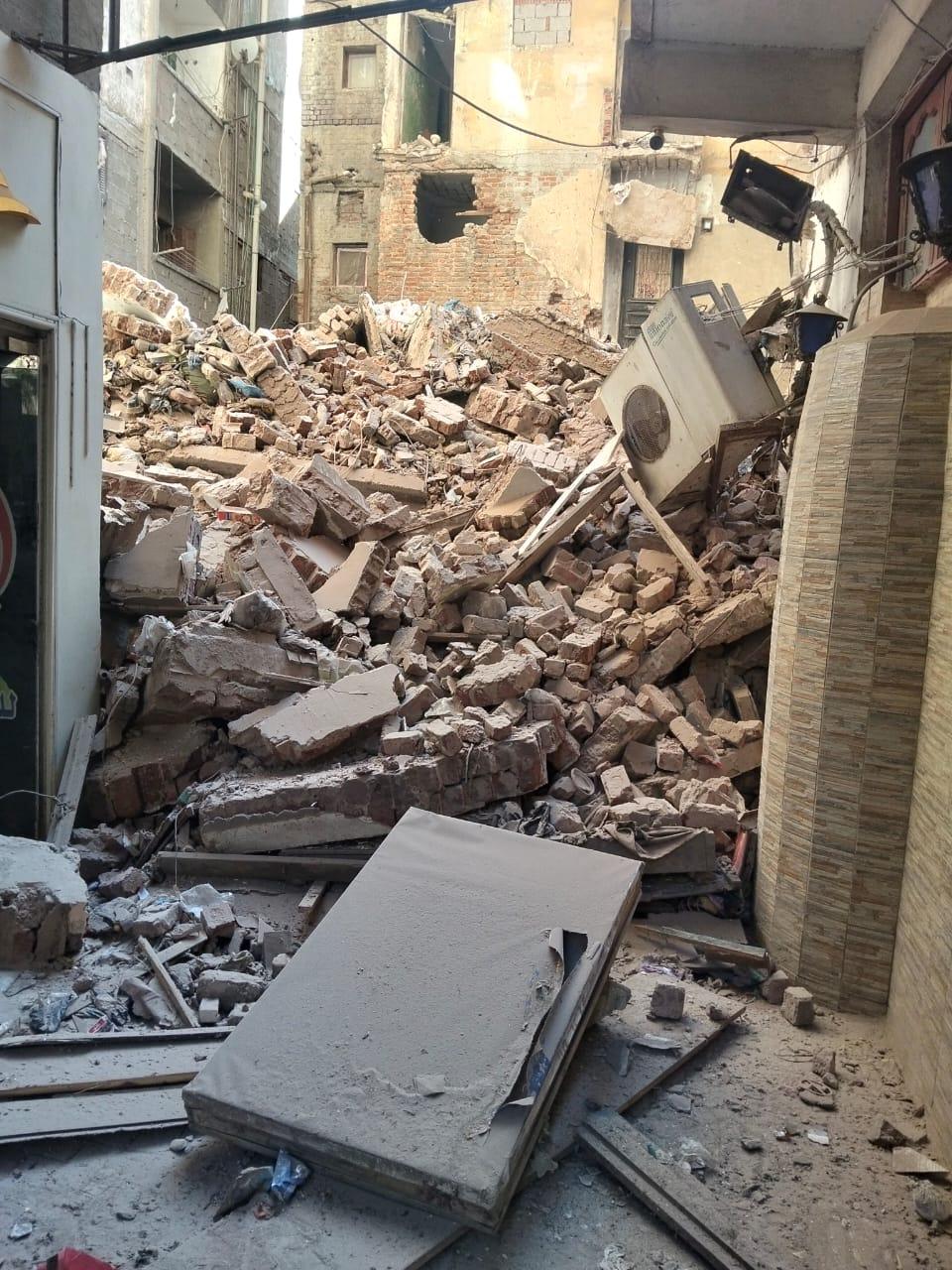 سقوط منزل من 3 طوابق خال من السكان في المنتزه ثان بالإسكندرية دون إصابات