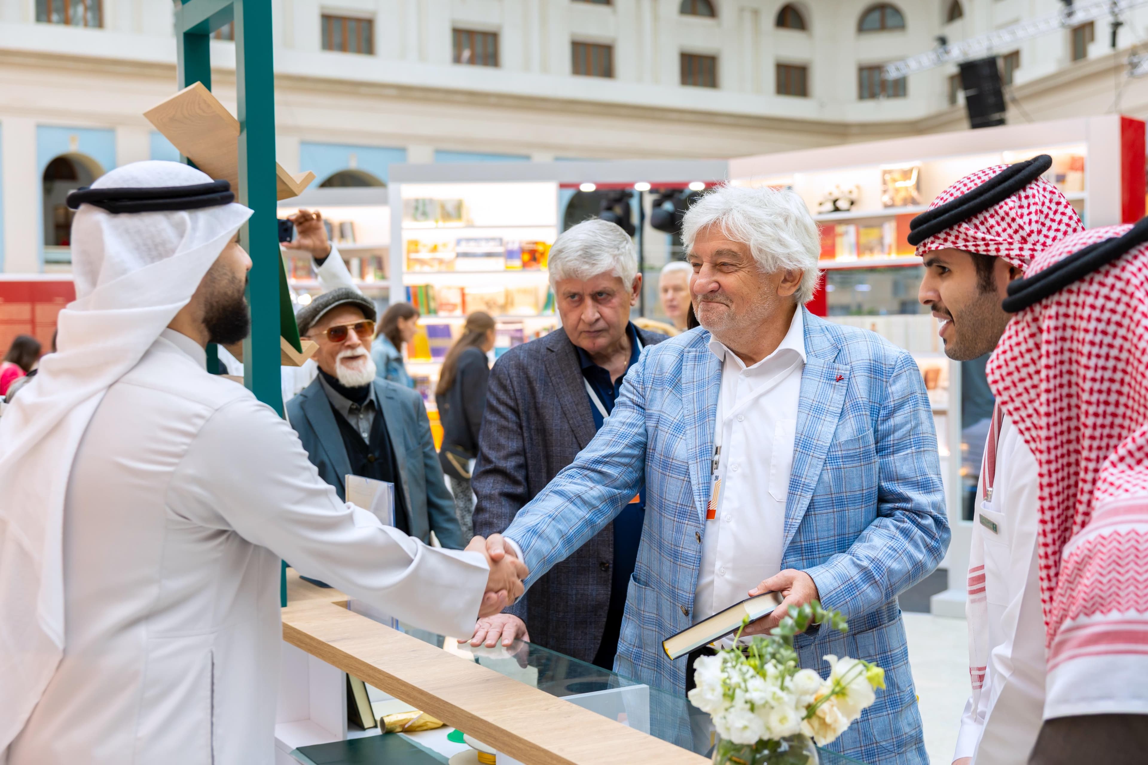 مسؤولان روسيان يزوران ركن الشؤون الإسلامية في معرض موسكو الدولي للكتاب