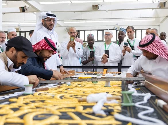 250 معتمرا من ضيوف خادم الحرمين يزورون معرض الوحي بمكة