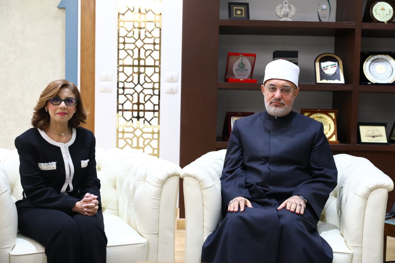 قبل توجهها إلى سنغافورة.. مفتي الجمهورية يبحث مع السفيرة أميرة فهمي التعاون العلمي والفكري